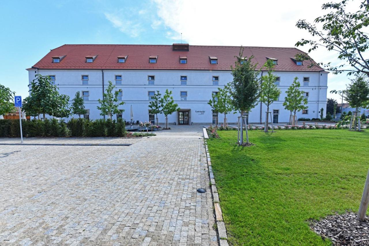 Lotrinsky Hotel Вельке-Павловице Экстерьер фото